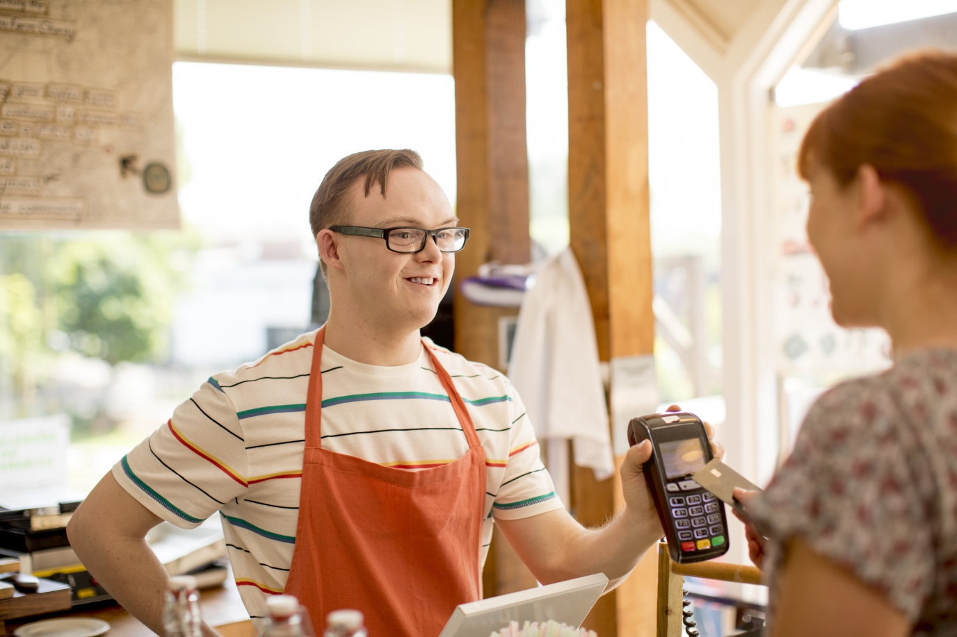 Persoon met een handicap aan het werk