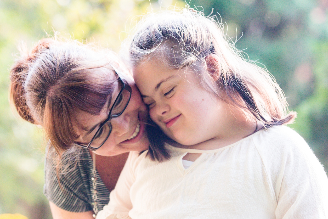 Femme et enfant en situation de handicap