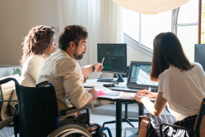 Minister Karine Lalieux lanceert 5 pistes om tewerkstellingsgraad van personen met een handicap in de federale administraties te verhogen.