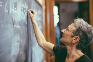 Les enseignants pensionnés peuvent continuer à reprendre le travail dans le cadre de la lutte contre le coronavirus sans impact négatif sur leur pension